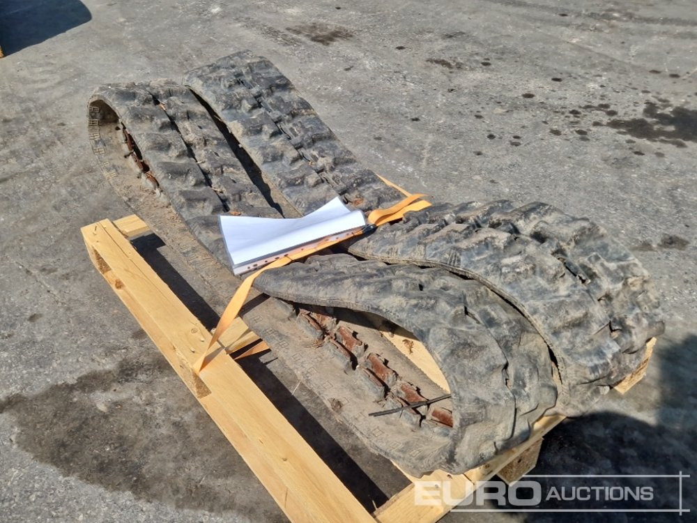 Pallet of Rubber Tracks to sut Terex 3 Ton Digger - Chenille pour Engins de chantier: photos 2 Pallet of Rubber Tracks to sut Terex 3 Ton Digger - Chenille pour Engins de chantier: photos 2