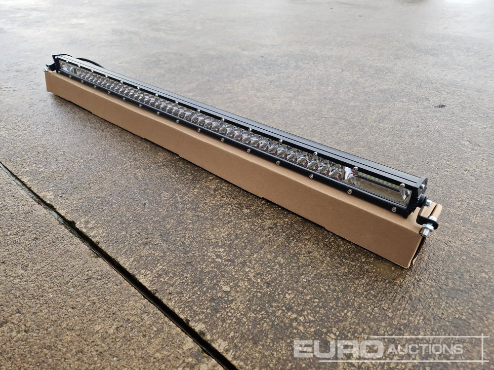 Unused 32" 300W Combo Beam LED Light Bar, Mounting Brackets, IP68 Waterproof - Matériel de chantier: photos 1 Unused 32" 300W Combo Beam LED Light Bar, Mounting Brackets, IP68 Waterproof - Matériel de chantier: photos 1
