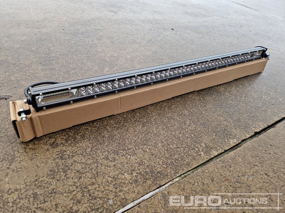 Unused 32" 300W Combo Beam LED Light Bar, Mounting Brackets, IP68 Waterproof - Matériel de chantier: photos 4 Unused 32" 300W Combo Beam LED Light Bar, Mounting Brackets, IP68 Waterproof - Matériel de chantier: photos 4