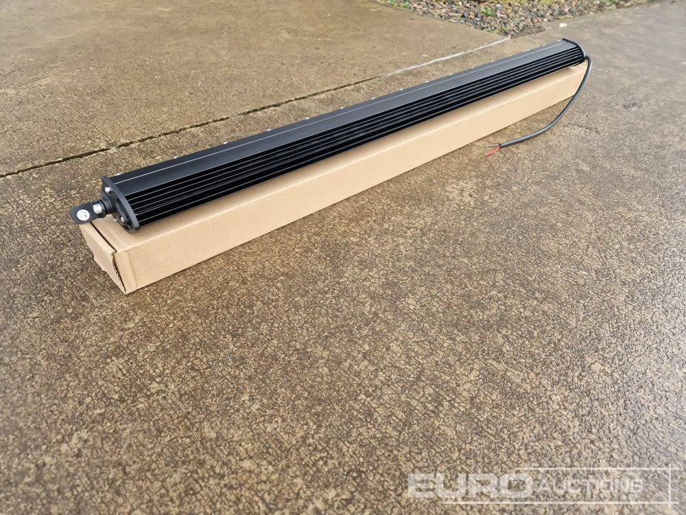 Unused 32" 300W Combo Beam LED Light Bar, Mounting Brackets, IP68 Waterproof - Matériel de chantier: photos 2 Unused 32" 300W Combo Beam LED Light Bar, Mounting Brackets, IP68 Waterproof - Matériel de chantier: photos 2