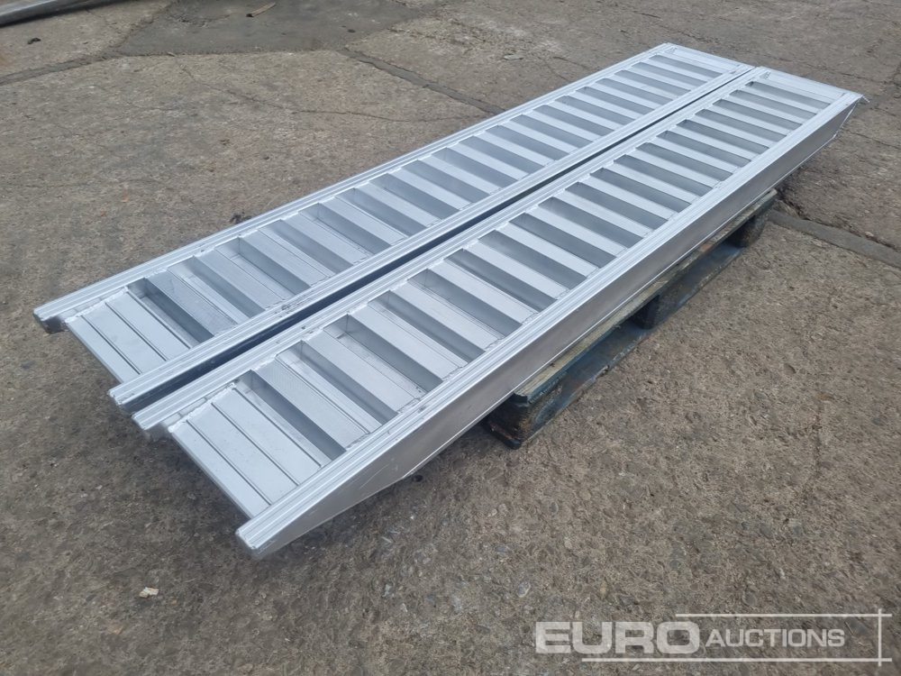 Unused Set of Aluminium Ramps, 250cm, 6,000kg - Équipement de garage: photos 1 Unused Set of Aluminium Ramps, 250cm, 6,000kg - Équipement de garage: photos 1