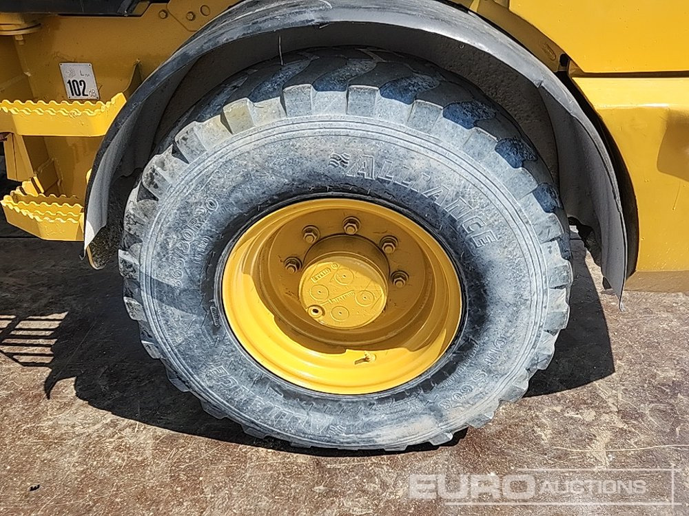 Chargeuse sur pneus 2010 CAT 908H: photos 9