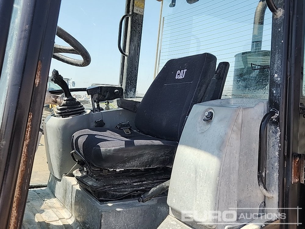 Chargeuse sur pneus 2010 CAT 908H: photos 25