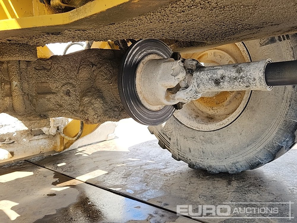 Chargeuse sur pneus 2010 CAT 908H: photos 23