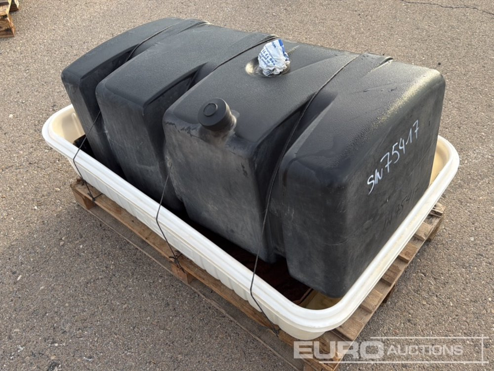 Plastic Fuel Bowser - Cuve de stockage: photos 1 Plastic Fuel Bowser - Cuve de stockage: photos 1