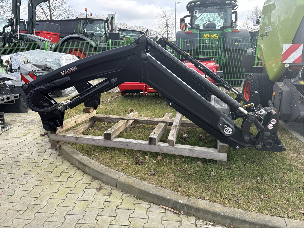 Alö Frontlader G5L Valtra - Chargeur frontal pour tracteur: photos 1 Alö Frontlader G5L Valtra - Chargeur frontal pour tracteur: photos 1