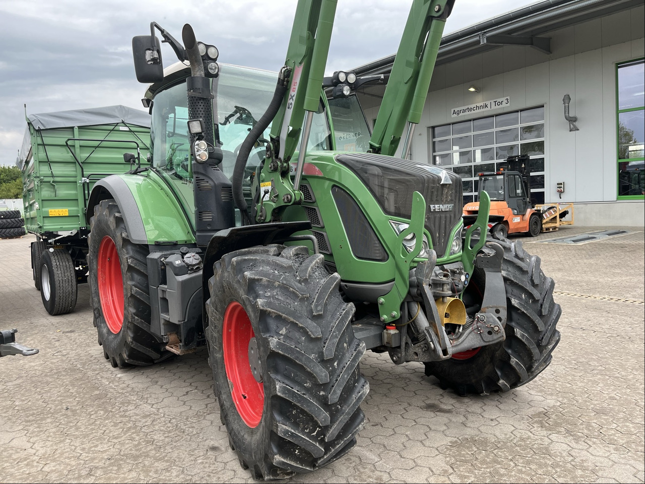 Fendt 716 Vario S4 - Tracteur agricole: photos 1 Fendt 716 Vario S4 - Tracteur agricole: photos 1