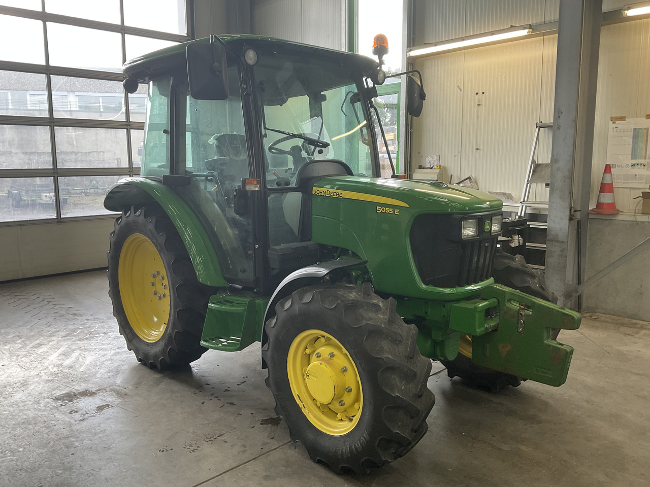 Tracteur agricole John Deere 5055 E: photos 11 Tracteur agricole John Deere 5055 E: photos 11