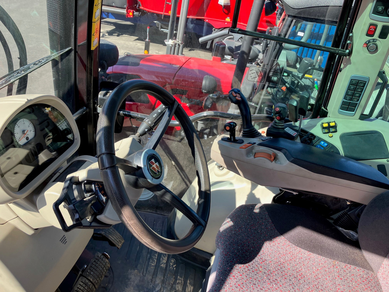 Massey Ferguson 5613 Dyna 6 - Tracteur agricole: photos 3 Massey Ferguson 5613 Dyna 6 - Tracteur agricole: photos 3