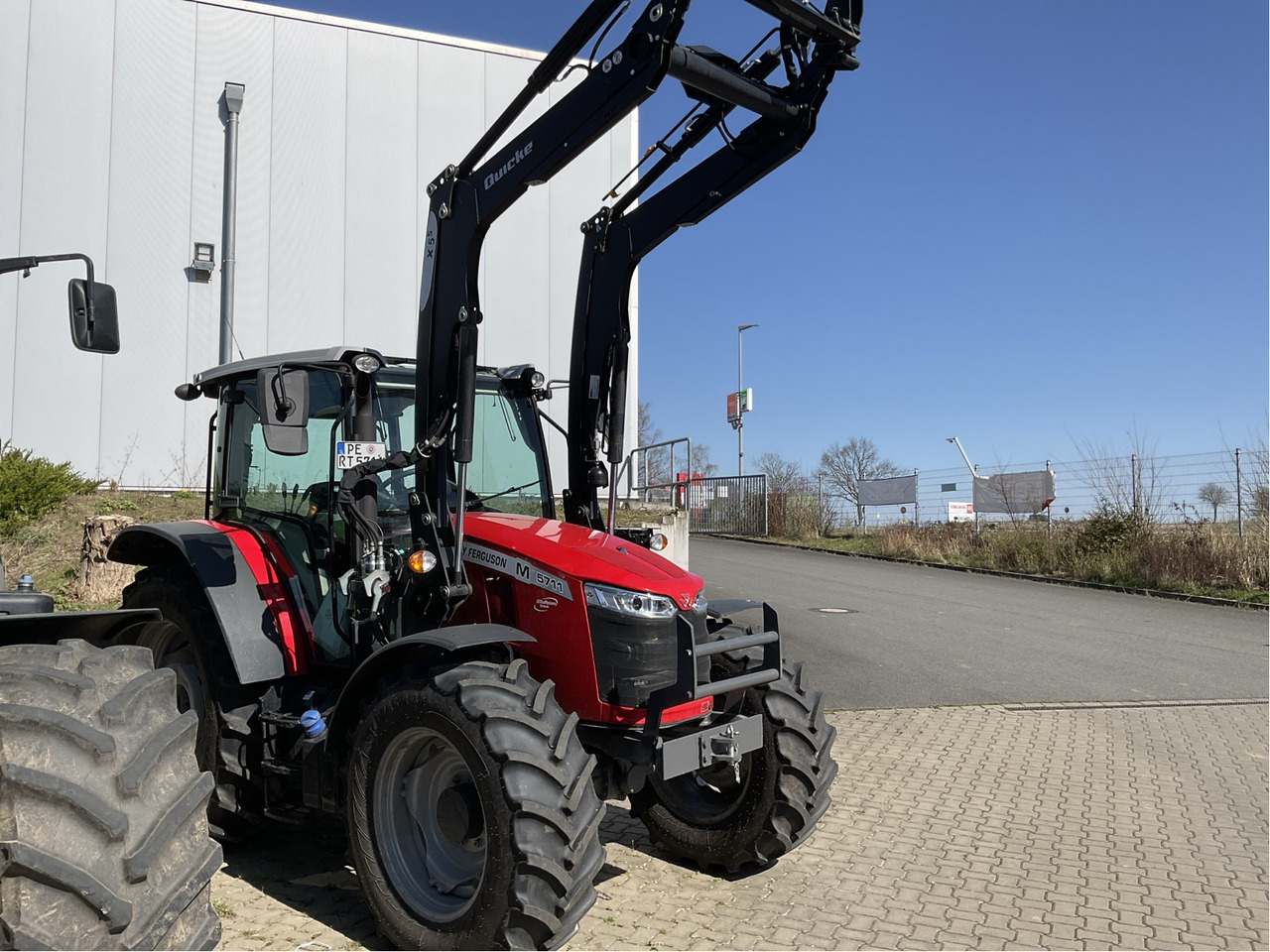 Massey Ferguson 5711M Dyna-44WD Cab Essen - Tracteur agricole: photos 1 Massey Ferguson 5711M Dyna-44WD Cab Essen - Tracteur agricole: photos 1