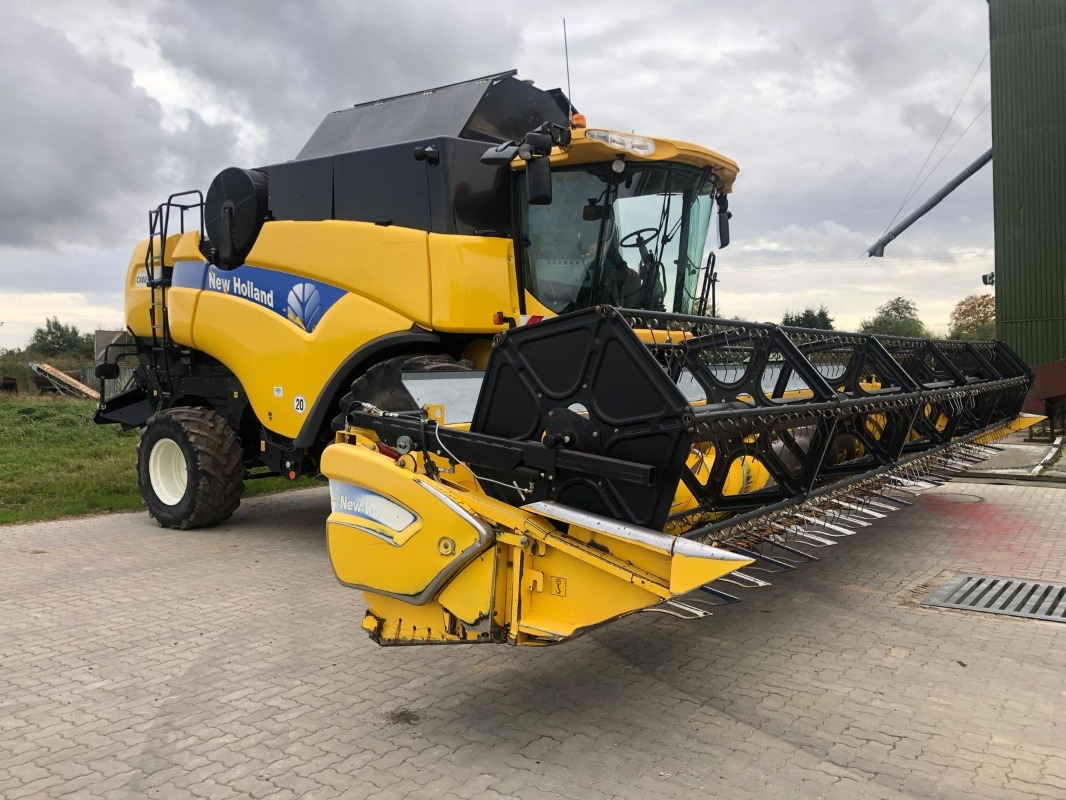 New Holland CX 8090 - Moissonneuse-batteuse: photos 1 New Holland CX 8090 - Moissonneuse-batteuse: photos 1