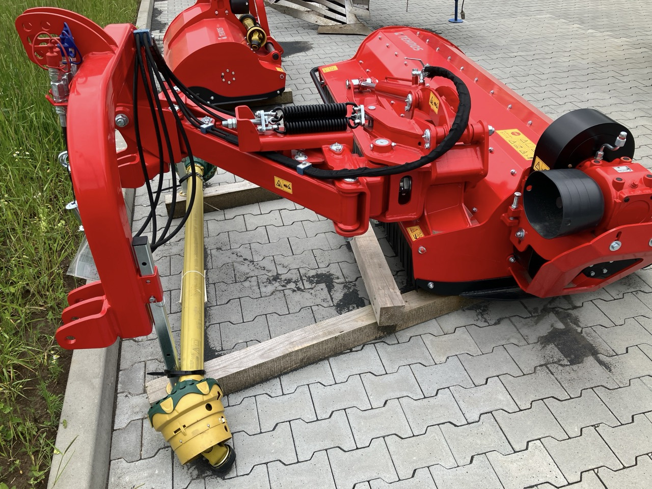 Tehnos Mulcher MB 220R PROFI LW - Broyeur à axe horizontal: photos 2 Tehnos Mulcher MB 220R PROFI LW - Broyeur à axe horizontal: photos 2