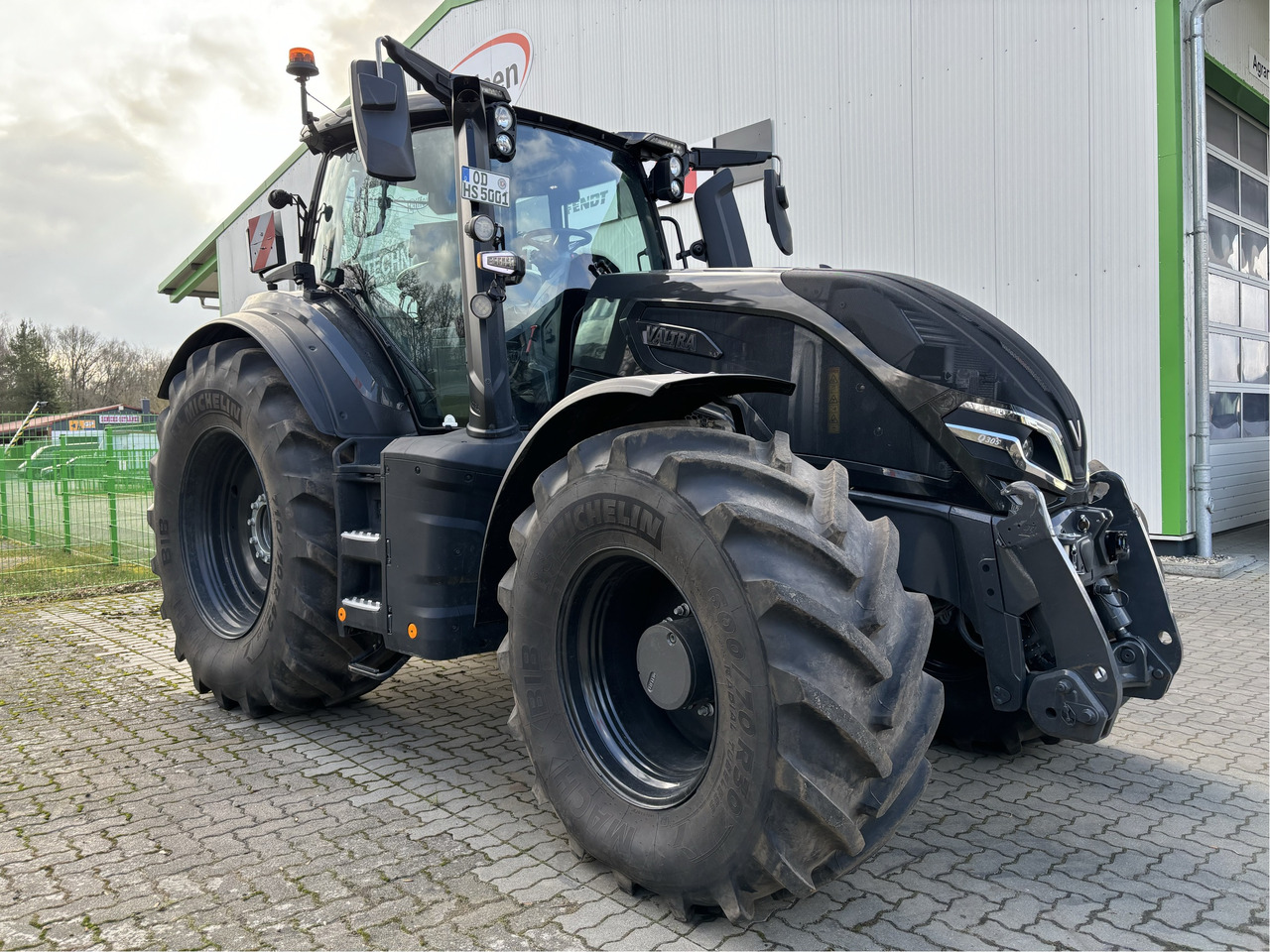 Valtra Q305 - Tracteur agricole: photos 1 Valtra Q305 - Tracteur agricole: photos 1