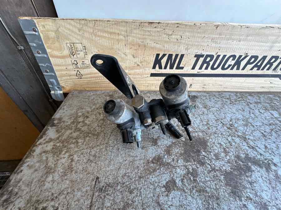 MAN MAGNET VALVE 81.52160-6189 - Valve de frein pour Camion: photos 1 MAN MAGNET VALVE 81.52160-6189 - Valve de frein pour Camion: photos 1
