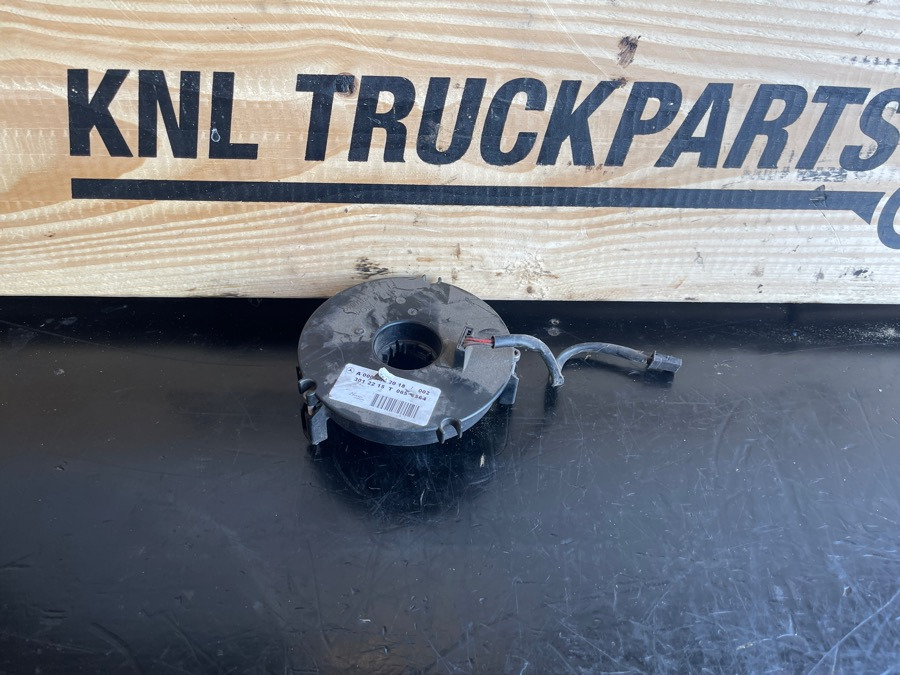 MERCEDES CLOCK SPIN A0004642018 - Cabine et intérieur pour Camion: photos 2 MERCEDES CLOCK SPIN A0004642018 - Cabine et intérieur pour Camion: photos 2