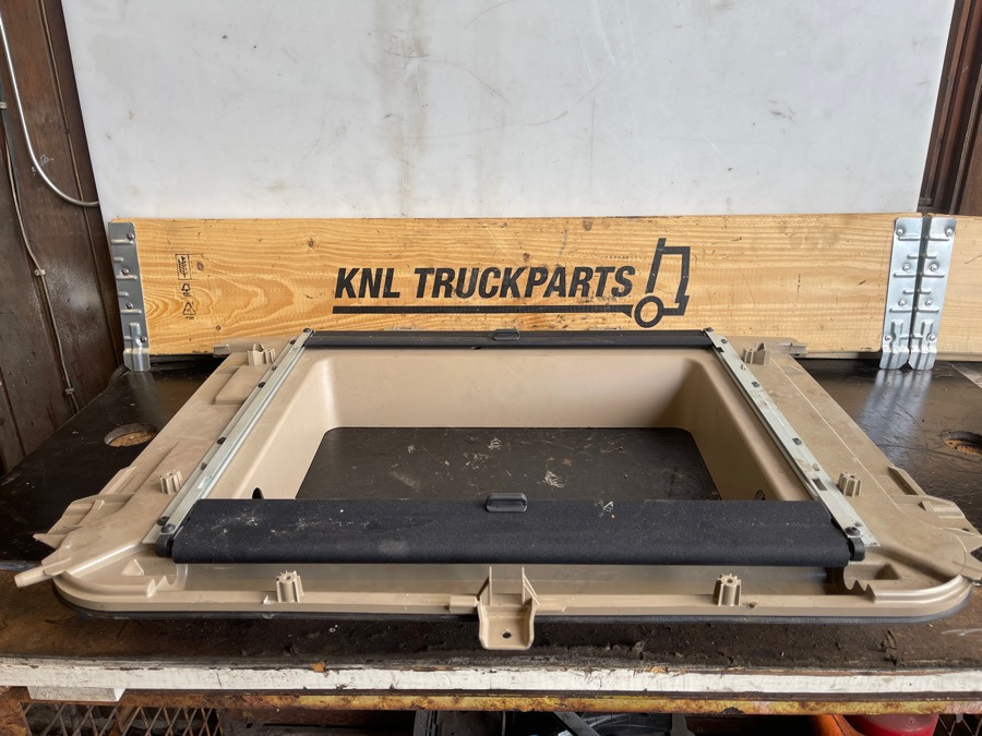 MERCEDES ROOF HATCH BLIND A9607801409 - Cabine et intérieur pour Camion: photos 1 MERCEDES ROOF HATCH BLIND A9607801409 - Cabine et intérieur pour Camion: photos 1