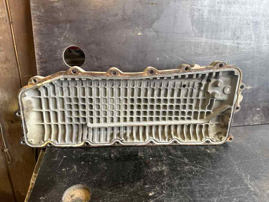 VOLVO ENGINE COVER 21100903 - Moteur et pièces pour Camion: photos 2 VOLVO ENGINE COVER 21100903 - Moteur et pièces pour Camion: photos 2