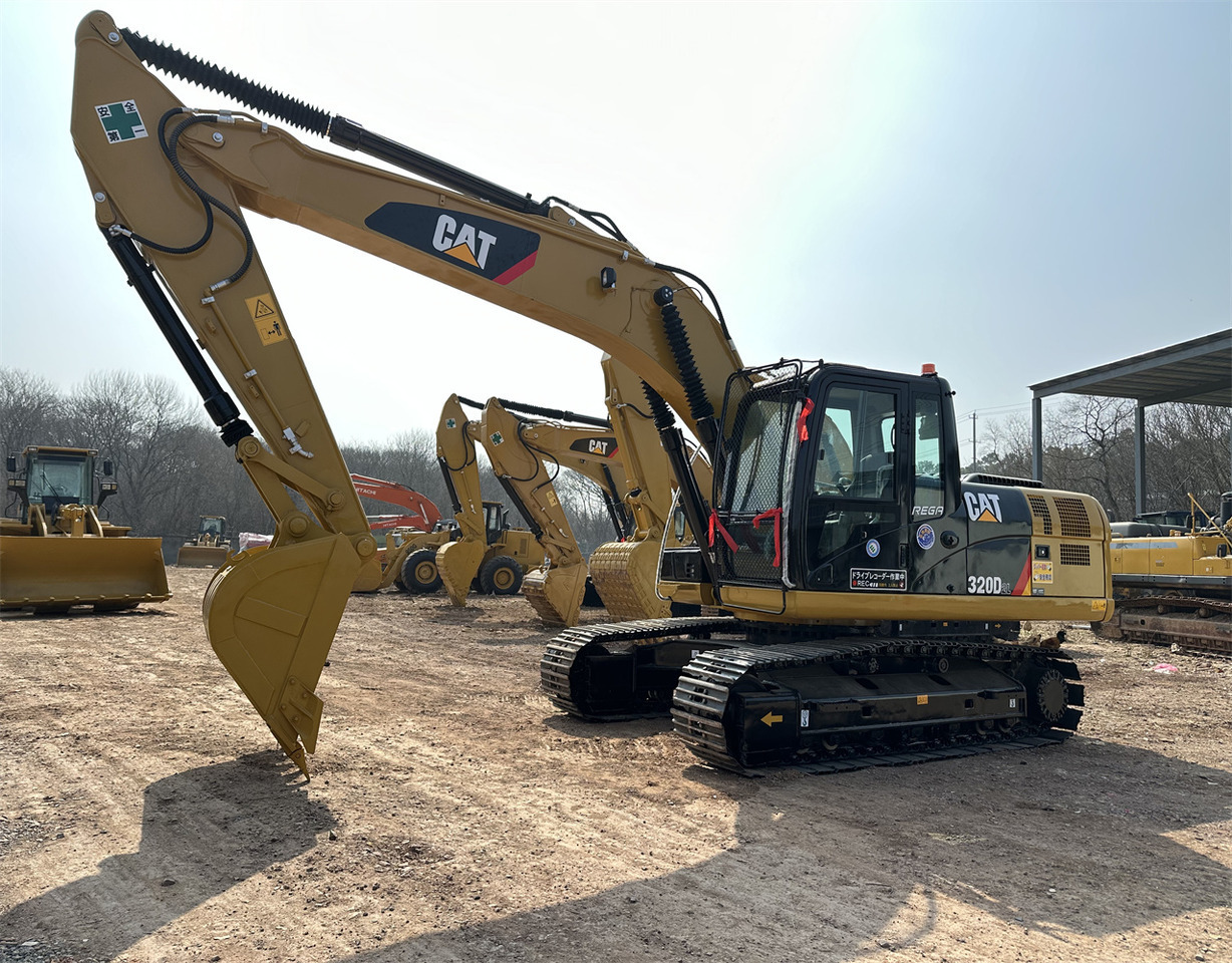 CATERPILLAR 320D2L - Pelle sur chenille: photos 3 CATERPILLAR 320D2L - Pelle sur chenille: photos 3