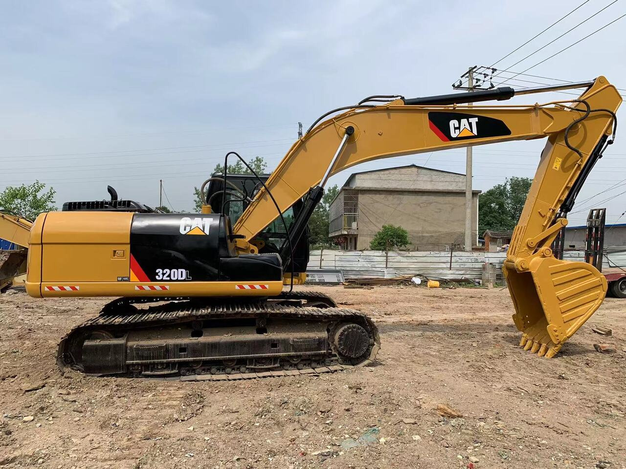 CATERPILLAR 320DL - Pelle sur chenille: photos 2 CATERPILLAR 320DL - Pelle sur chenille: photos 2