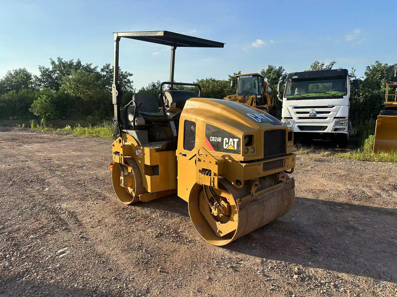 CATERPILLAR CB24B - Compacteur: photos 1 CATERPILLAR CB24B - Compacteur: photos 1