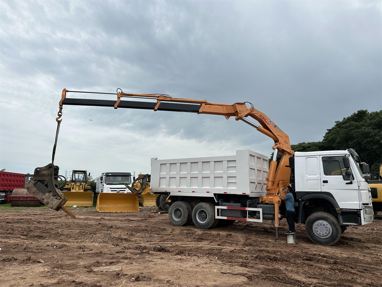 HOWO 371 Mounted Crane Dump truck - Camion grue: photos 3 HOWO 371 Mounted Crane Dump truck - Camion grue: photos 3