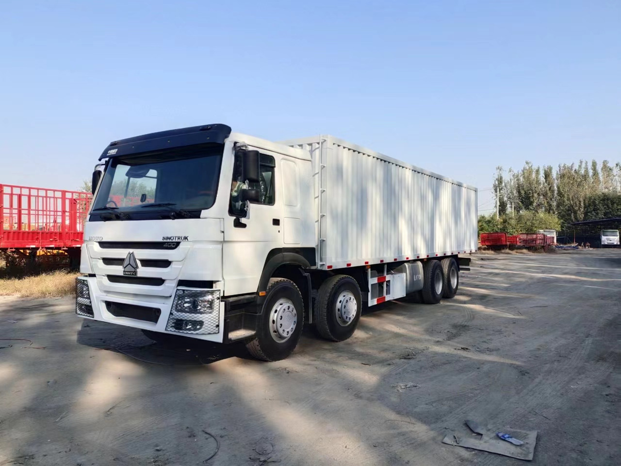 SINOTRUK 400 HOWO Box truck - Camion isothermique: photos 1 SINOTRUK 400 HOWO Box truck - Camion isothermique: photos 1