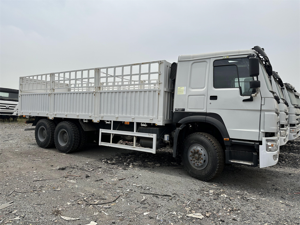 SINOTRUK HOWO 371 Cargo truck - Camion bétaillère: photos 3 SINOTRUK HOWO 371 Cargo truck - Camion bétaillère: photos 3