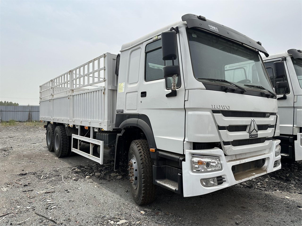 SINOTRUK HOWO 371 Cargo truck - Camion bétaillère: photos 1 SINOTRUK HOWO 371 Cargo truck - Camion bétaillère: photos 1