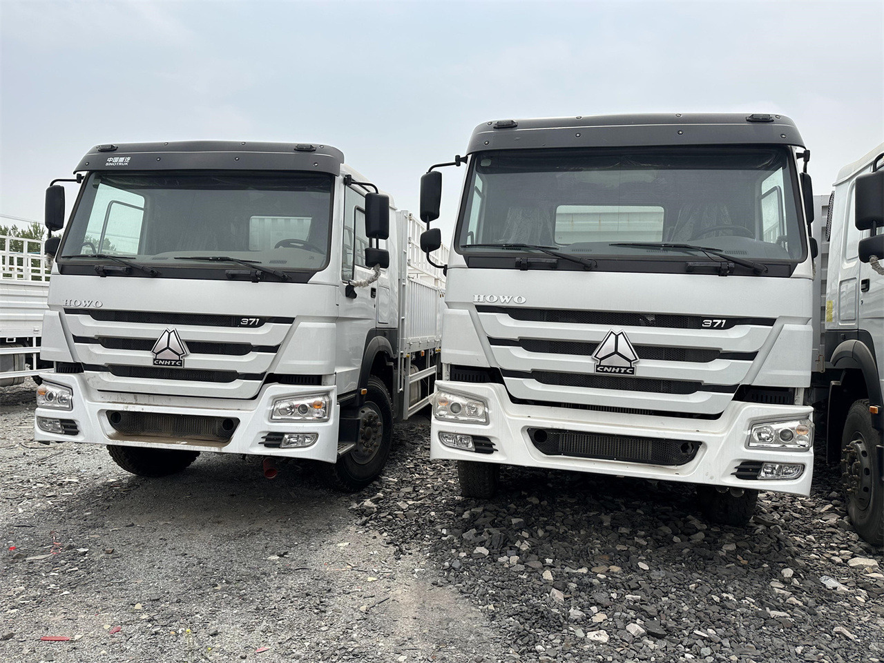 SINOTRUK HOWO 371hp fence truck - Camion bétaillère: photos 3 SINOTRUK HOWO 371hp fence truck - Camion bétaillère: photos 3