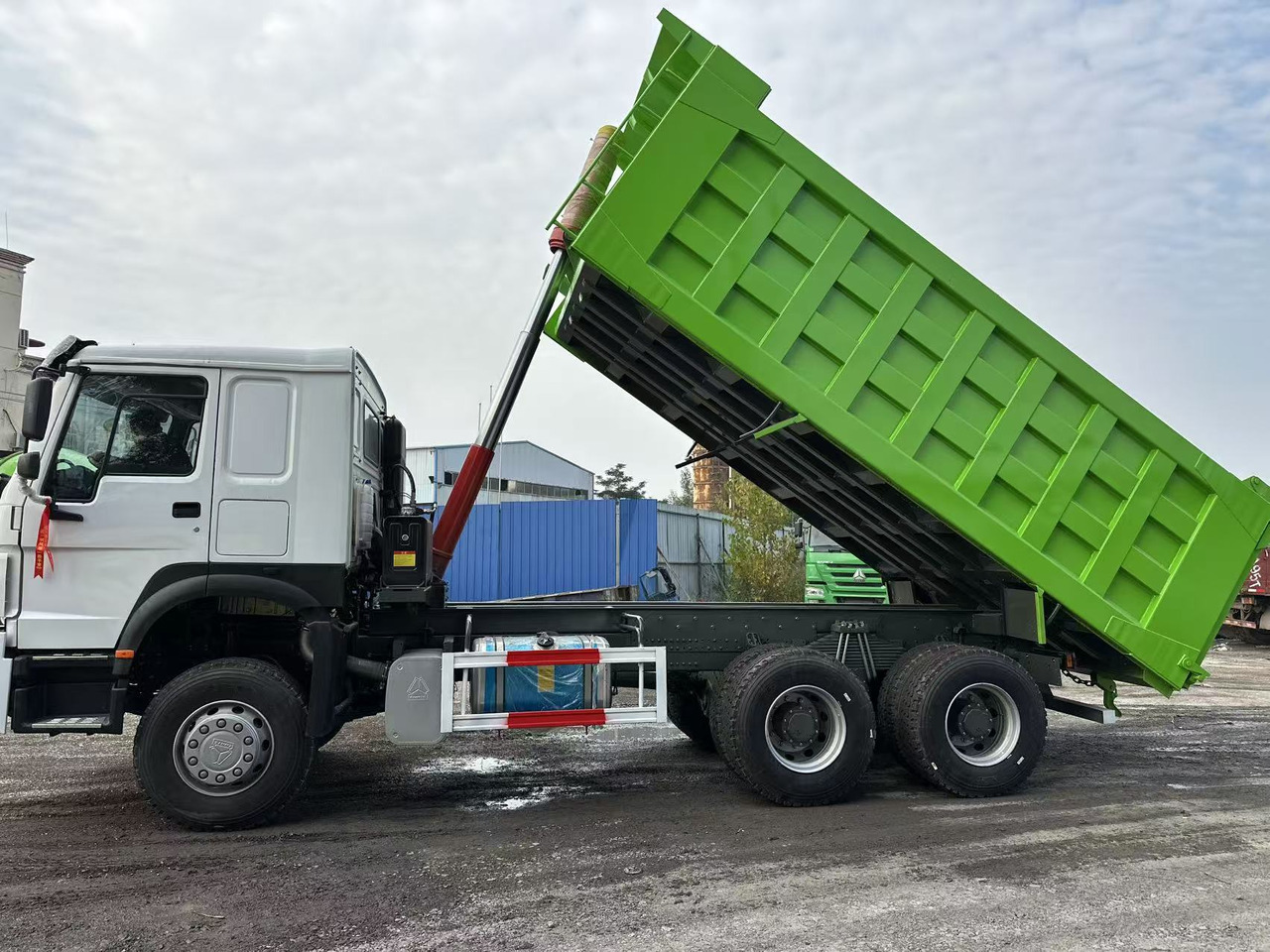 Camion benne pour transport de matériaux granulaires neuf SINOTRUK HOWO 400HP 6X4 Tipper Truck: photos 8 Camion benne pour transport de matériaux granulaires neuf SINOTRUK HOWO 400HP 6X4 Tipper Truck: photos 8