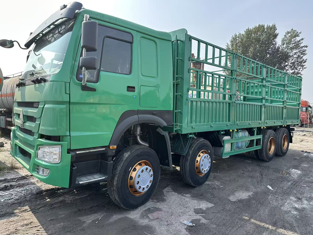 SINOTRUK HOWO 420hp 8x4 fence truck - Camion plateau: photos 1 SINOTRUK HOWO 420hp 8x4 fence truck - Camion plateau: photos 1