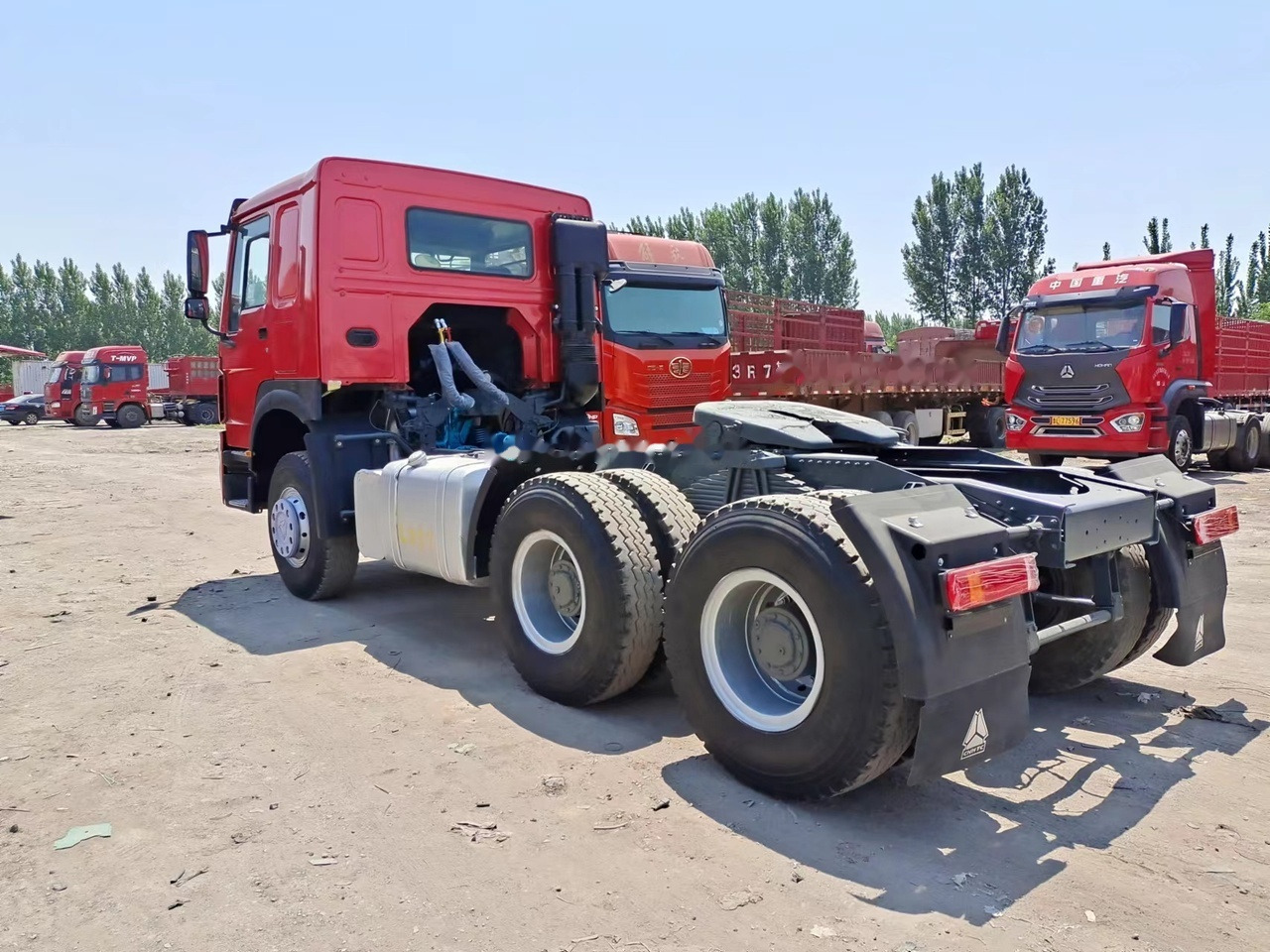 SINOTRUK Howo tractor unit 420hp - Tracteur routier: photos 3 SINOTRUK Howo tractor unit 420hp - Tracteur routier: photos 3