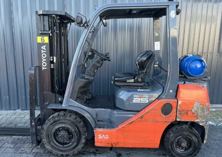 Toyota 8FGF25 - Chariot élévateur à gaz: photos 2 Toyota 8FGF25 - Chariot élévateur à gaz: photos 2