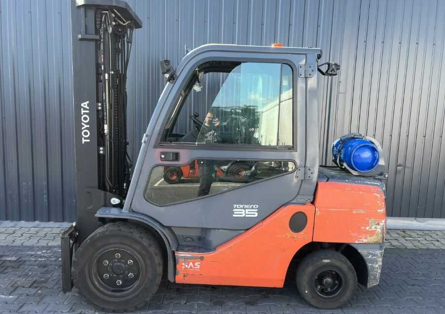 Toyota 8FGJF35 - Chariot élévateur à gaz: photos 2 Toyota 8FGJF35 - Chariot élévateur à gaz: photos 2