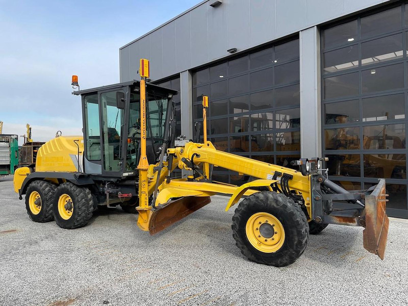 New Holland F 106.6 - Niveleuse: photos 3 New Holland F 106.6 - Niveleuse: photos 3