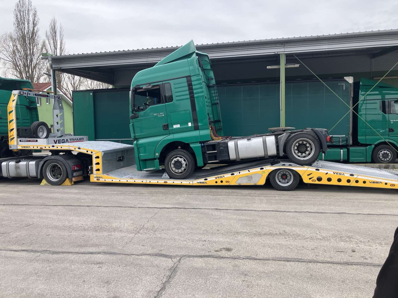 1 AXLE ARLA TRUCK CARRIER - Semi-remorque porte-voitures: photos 2 1 AXLE ARLA TRUCK CARRIER - Semi-remorque porte-voitures: photos 2