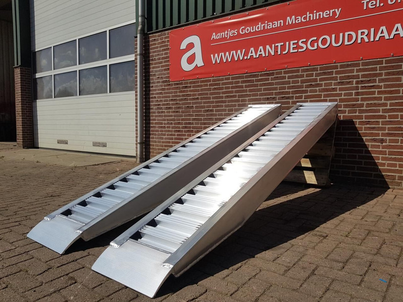 Oprijplanken 3000x450 mm - Rampe de chargement: photos 4 Oprijplanken 3000x450 mm - Rampe de chargement: photos 4