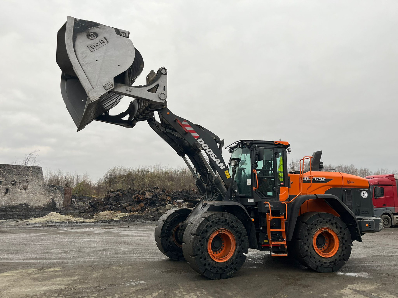 DOOSAN DL320-7 - Chargeuse sur pneus: photos 1 DOOSAN DL320-7 - Chargeuse sur pneus: photos 1