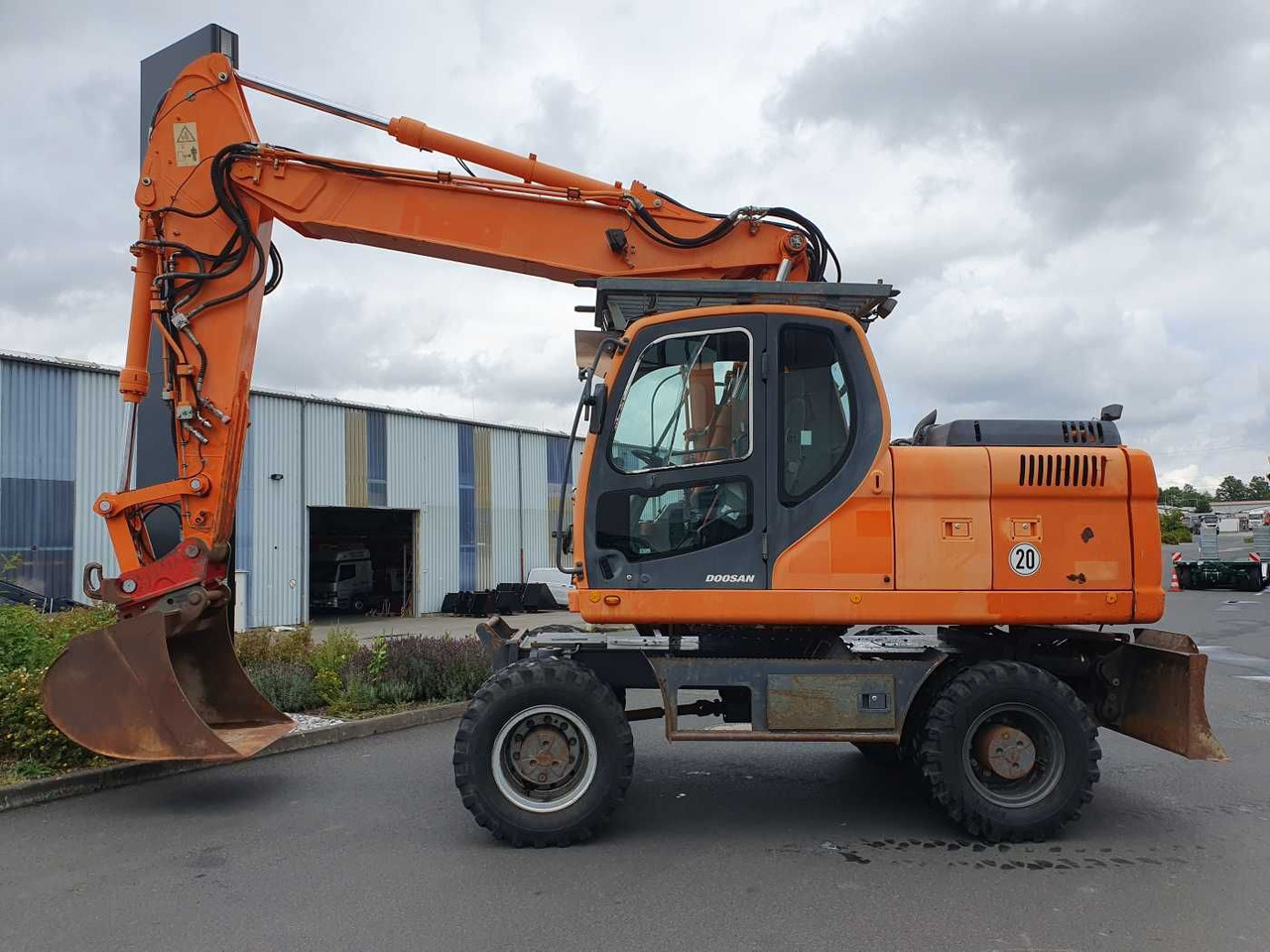 Doosan DX190W / 2008 / 12.349h / 1x Tieflöffel - Pelle sur pneus: photos 3 Doosan DX190W / 2008 / 12.349h / 1x Tieflöffel - Pelle sur pneus: photos 3