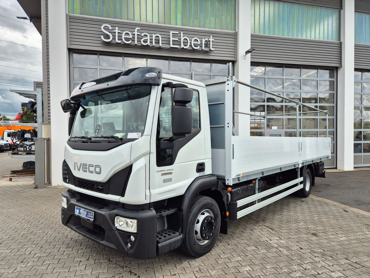 Iveco Eurocargo ML140E28/P Gerüstbau 3 Sitze AHK Klima - Camion plateau: photos 1 Iveco Eurocargo ML140E28/P Gerüstbau 3 Sitze AHK Klima - Camion plateau: photos 1