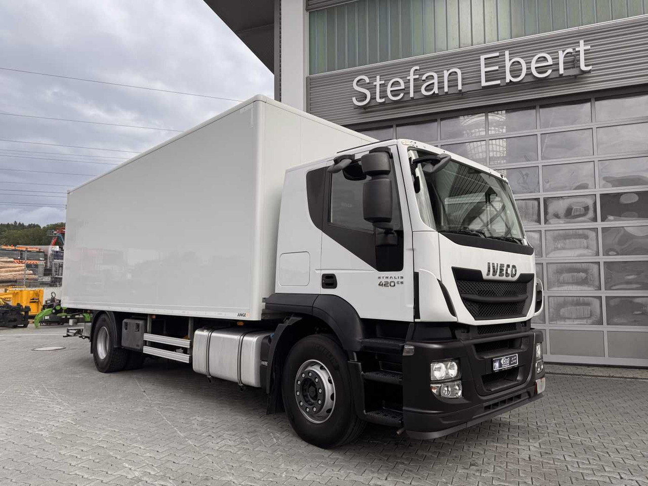 Iveco Stralis AT190S42/FP-D 4x2 Koffer+LBW faltbar AHK - Camion fourgon: photos 1 Iveco Stralis AT190S42/FP-D 4x2 Koffer+LBW faltbar AHK - Camion fourgon: photos 1
