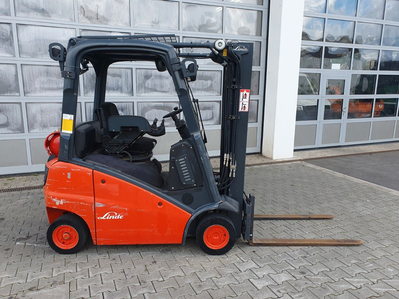 Linde H16 T-01 / 4,6m / nur: 3.260h / Gas / SS - Chariot élévateur: photos 2 Linde H16 T-01 / 4,6m / nur: 3.260h / Gas / SS - Chariot élévateur: photos 2