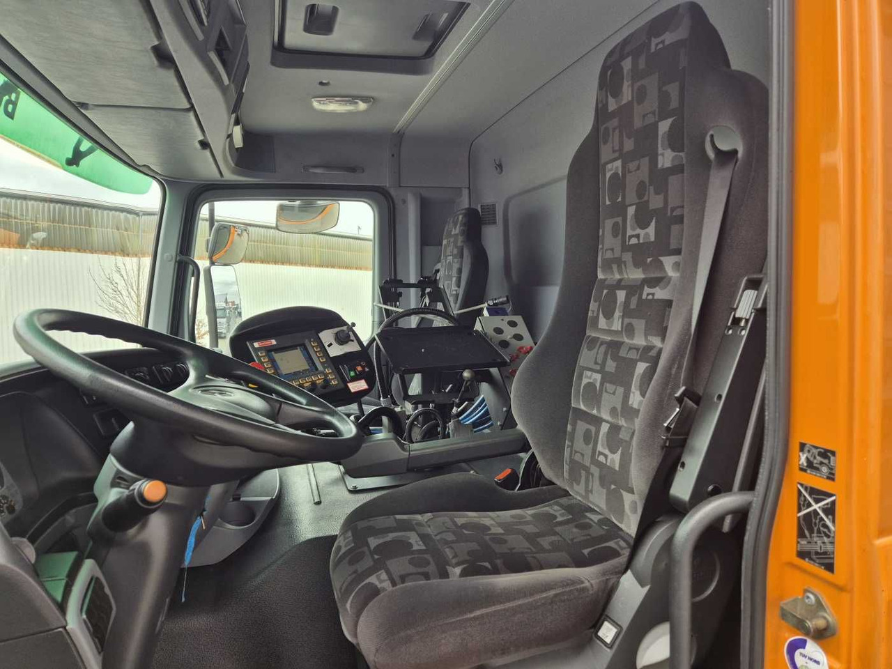 Balayeuse de voirie Mercedes-Benz Actros 2032 A 4x4 Bucher STKF 9500 Airport 30x: photos 12
