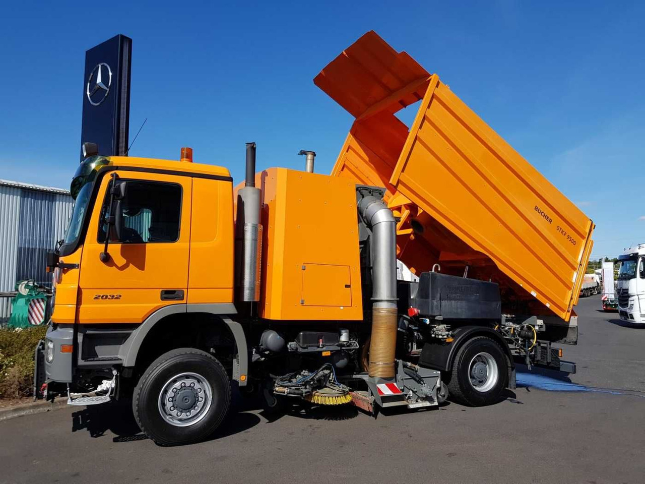 Mercedes-Benz Actros 2032 A 4x4 Bucher STKF 9500 Airport - Balayeuse de voirie: photos 2 Mercedes-Benz Actros 2032 A 4x4 Bucher STKF 9500 Airport - Balayeuse de voirie: photos 2