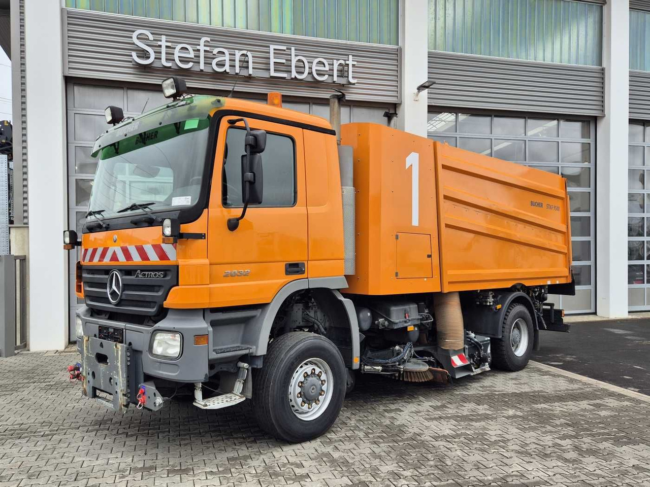 Mercedes-Benz Actros 2032 A 4x4 Bucher STKF 9500 Airport - Balayeuse de voirie: photos 2 Mercedes-Benz Actros 2032 A 4x4 Bucher STKF 9500 Airport - Balayeuse de voirie: photos 2