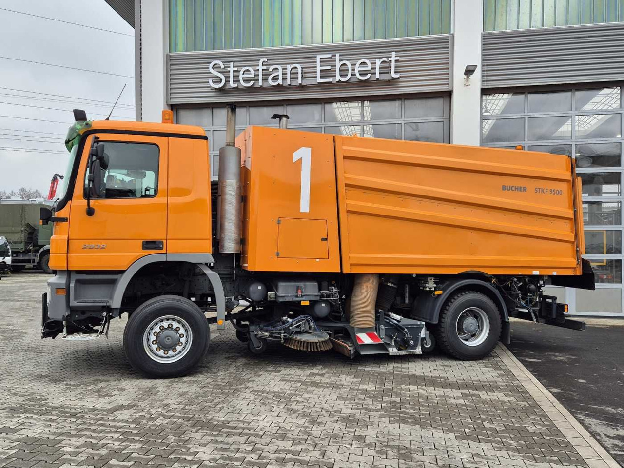Mercedes-Benz Actros 2032 A 4x4 Bucher STKF 9500 Airport - Balayeuse de voirie: photos 4 Mercedes-Benz Actros 2032 A 4x4 Bucher STKF 9500 Airport - Balayeuse de voirie: photos 4
