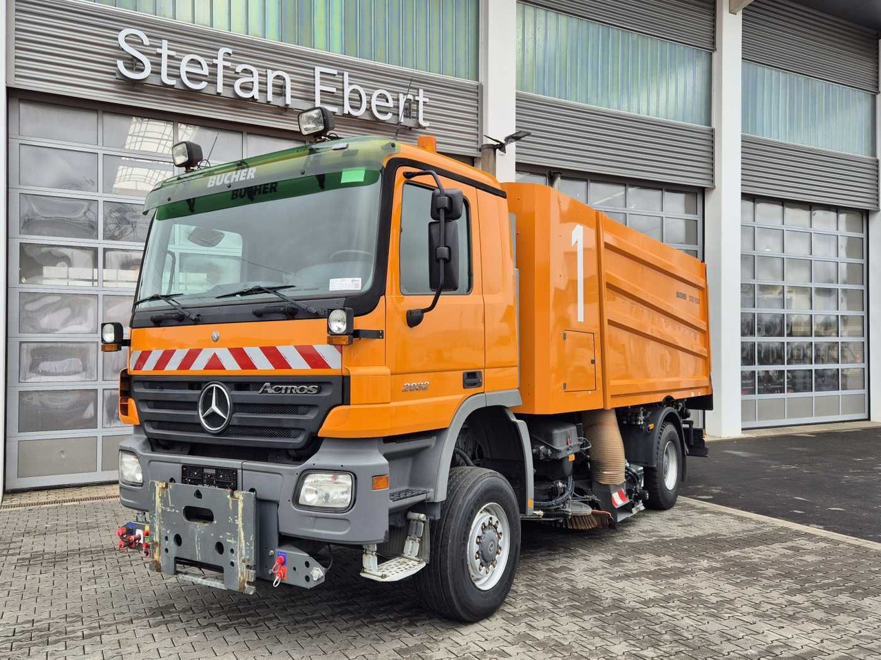 Mercedes-Benz Actros 2032 A 4x4 Bucher STKF 9500 Airport - Balayeuse de voirie: photos 1 Mercedes-Benz Actros 2032 A 4x4 Bucher STKF 9500 Airport - Balayeuse de voirie: photos 1