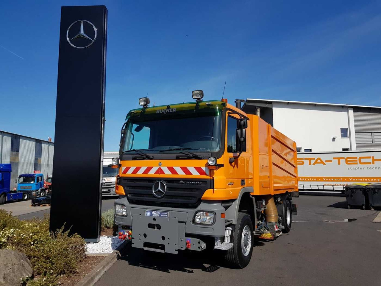 Mercedes-Benz Actros 2032 A 4x4 Bucher STKF 9500 Airport - Balayeuse de voirie: photos 1 Mercedes-Benz Actros 2032 A 4x4 Bucher STKF 9500 Airport - Balayeuse de voirie: photos 1