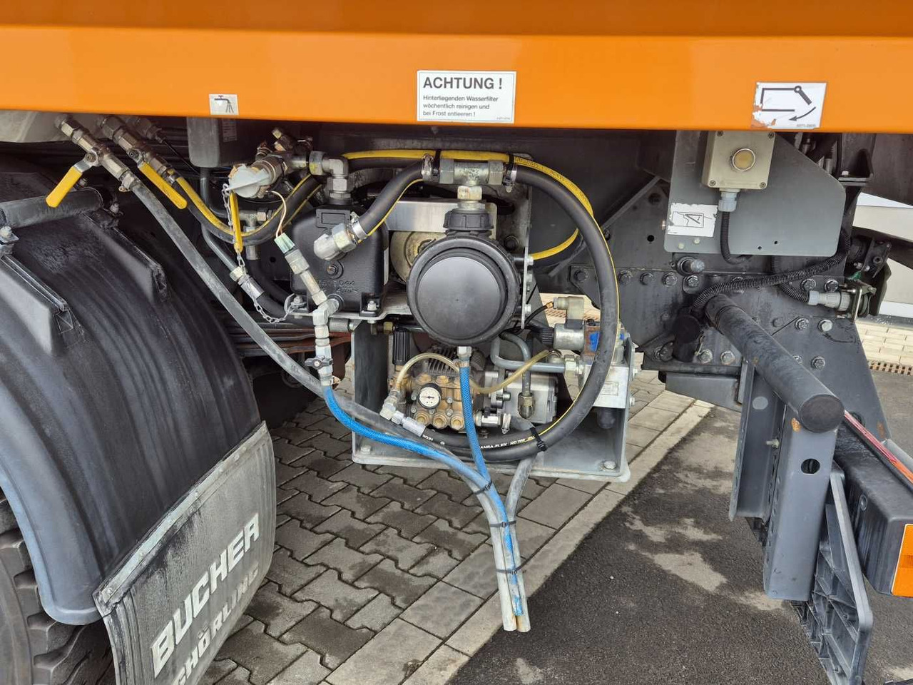 Balayeuse de voirie Mercedes-Benz Actros 2032 A 4x4 Bucher STKF 9500 Airport: photos 15