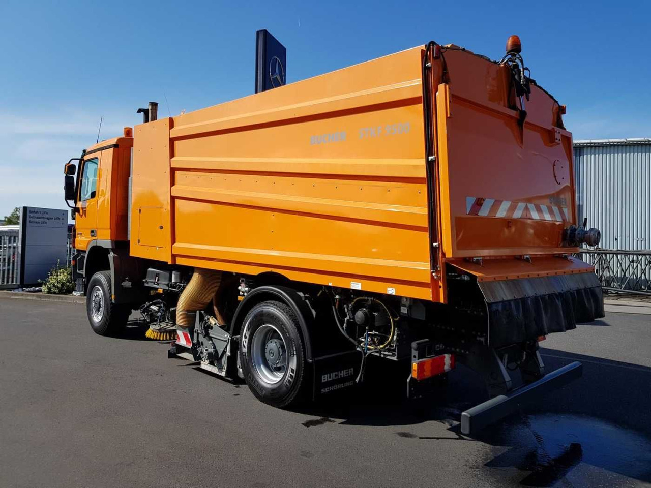 Balayeuse de voirie Mercedes-Benz Actros 2032 A 4x4 Bucher STKF 9500 Airport: photos 7